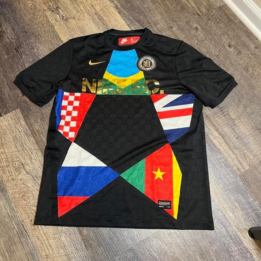 Nike‎ FC Football Club 2018 World Cup Flag Jersey Black 886872-014  Men's medium